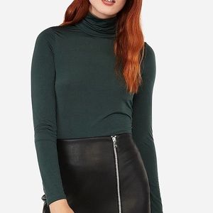 EXPRESS Mock Neck Top in Forest Green